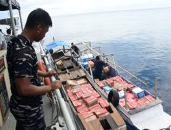 Kapal Perang TNI AL Angkut Bantuan Langsung DisambutPerahu Nelayan di Pulau Kalaotoa Selayar