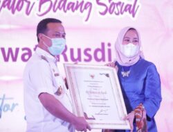 Plt Gubernur Sulsel Anugerahi Penghargaan  Bagi Perempuan Inspirator Pada Peringatan Hari Ibu ke 93
