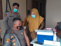 Kapolsek Mandai Jadi Peserta Pertama Vaksin Dosis Ketiga