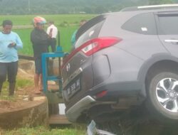 Kecelakaan Tunggal, Sebuah Mobil Mengantung di Pintu Air Bendungan Batu Bassi Maros