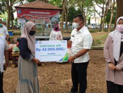 Bupati Andi Utta Serahkan Santunan Rp42 Juta ke Ahli Waris Imam Kasimpureng