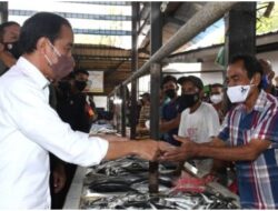 Presiden Joko Widodo Bagikan Bantuan Modal di Pasar Kebun Lada Kota Binjai