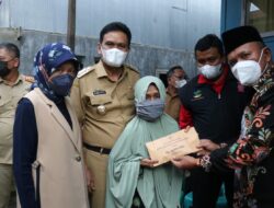 Pasca Banjir di Bojo, Bupati Barru Bersama Bu Dokter Dampingi Kemensos Salurkan Bantuan Kewarga