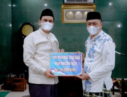 Bupati Serahkan Bantuan  Operasional Syiar Islam dimalam ke-8 Safari Ramadhan  Kepada Panitia Pembangunan Masjid Agung Nurul Iman Kota Kabupaten Barru