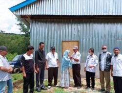 Bos Pengembang Ghina Sakinah Barru H.Ahmad Yasin Serahkan Kunci Rumah Kepada Muliani