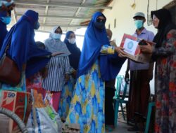 Ketua TP. PKK Kab. Barru drg. Hj. Hasnah Syam, MARS, Baru Tiba dari Surabaya Langsung Memberikan Bantuan kepada Korban Kebakaran di KessiE Tanete Rilau