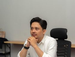 Mengenal lebih jauh sosok anak muda yg terjun di dunia politik dengan membawa program ” berpikir global dan bertindak lokal”