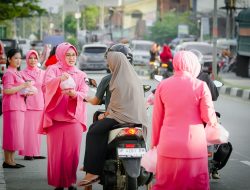 Bhayangkari Cabang Barru Bagi Paket Takjil Untuk Buka Puasa Pada Pengendara Yang Melintas Di Kelurahan Takkalasi-Balusu