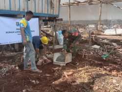 Babinsa dan Pemerintah Desa Lamanda Kawal Bantuan Rehab Rumah untuk Warga Kurang Mampu